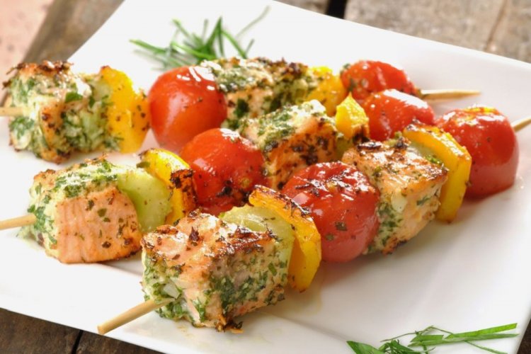 Шашлык из семги с овощами