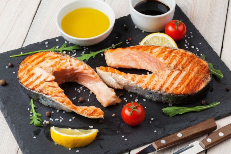 Семга на гриле, маринованная с медом и соевым соусом