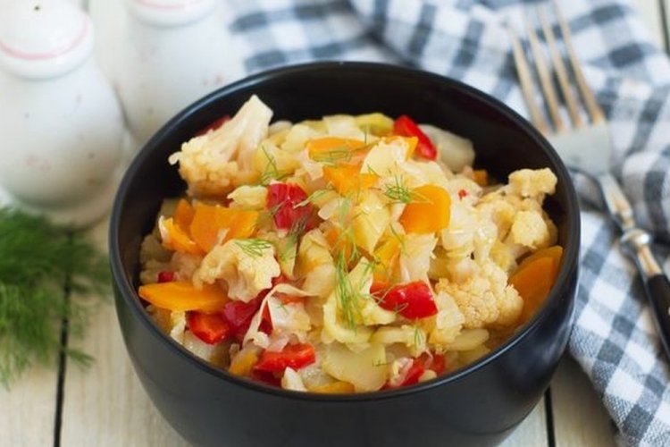 Овощное рагу с цветной и белокочанной капустой
