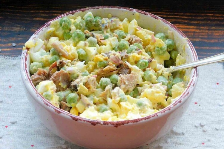 ПП салат с тунцом и зеленым горошком