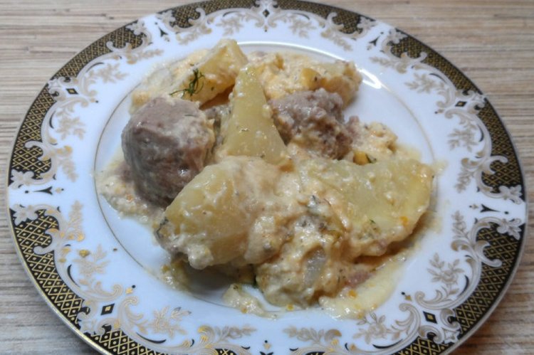 Тефтели с картошкой в сливочном соусе