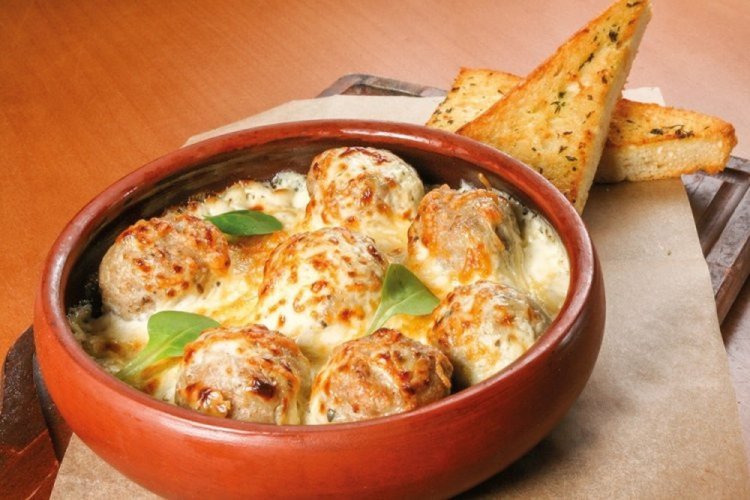 Тефтели в сливочном соусе под сыром