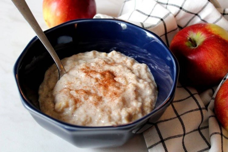 Овсянка с яблочным пюре на рисовом молоке