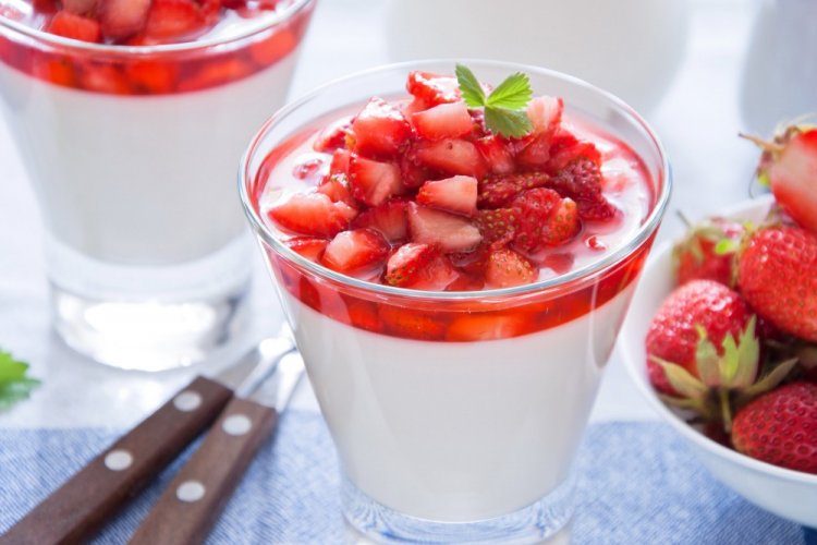 Панна-котта на рисовом молоке с клубникой