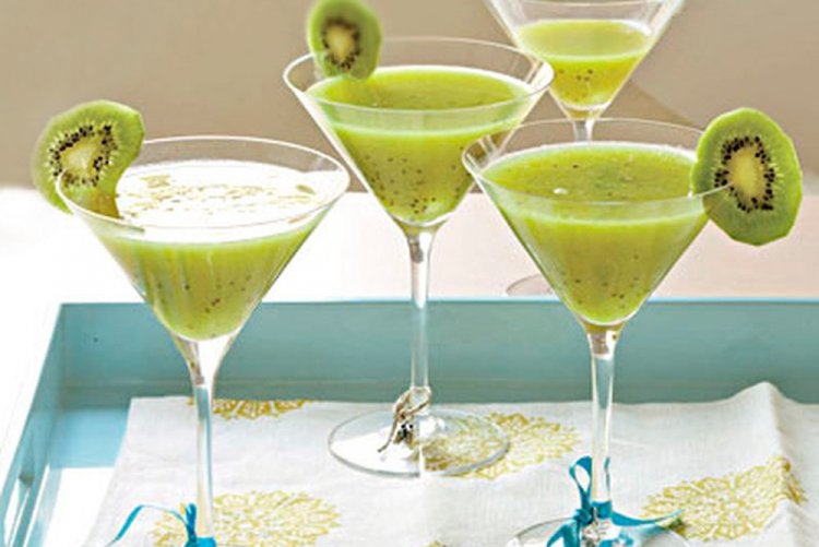 Коктейль из шампанского и киви