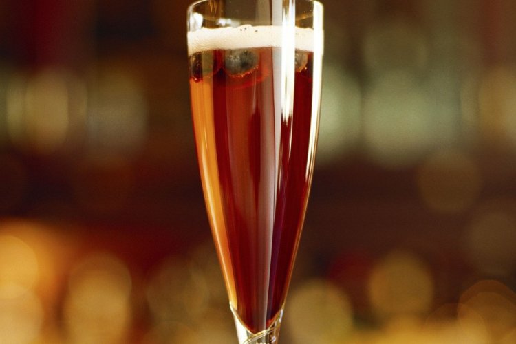 Коктейль с шампанским и темным ромом