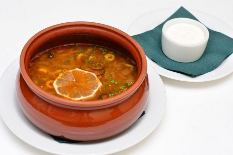 Солянка с сосисками в горшочках