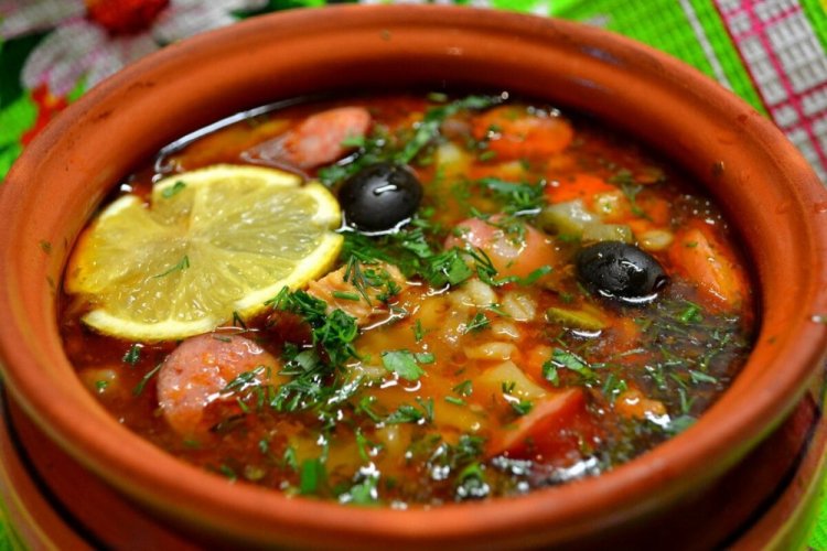 Солянка со свининой и сосисками