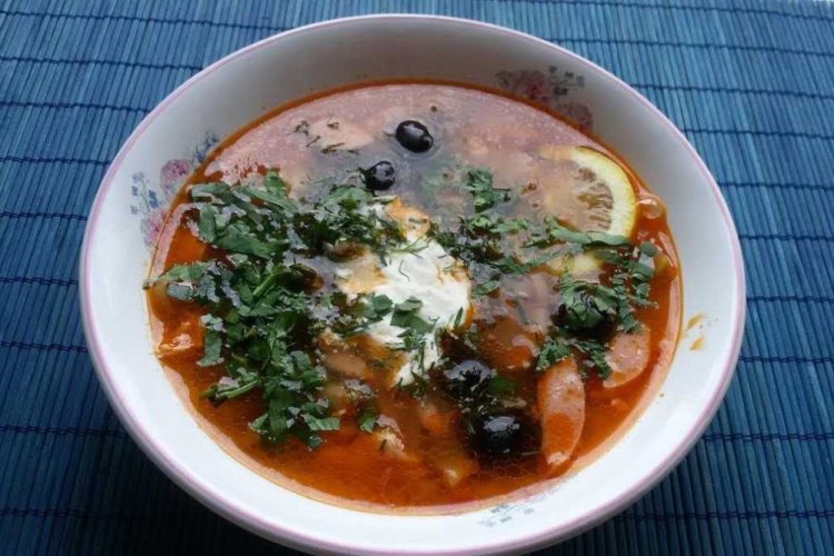 Солянка с сосисками и каперсами