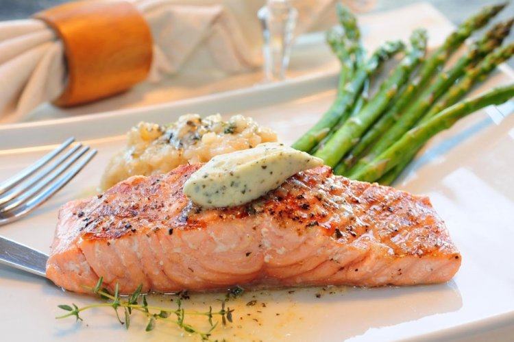 Запеченные стейки лосося с белым вином