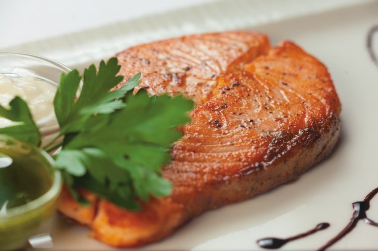 Стейк лосося в соевом соусе с горчицей