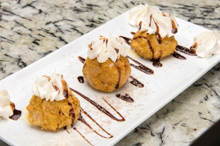 Жареное мороженое в профитролях