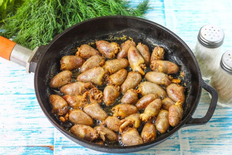 Тушеные куриные сердечки