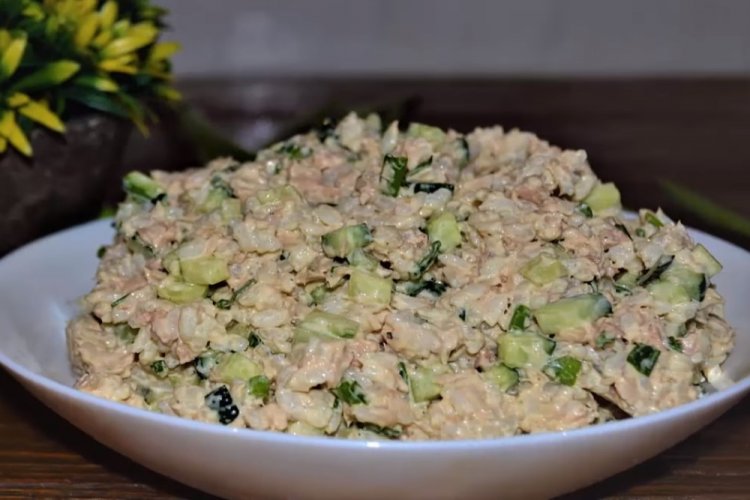 Салат с рыбными консервами на ужин
