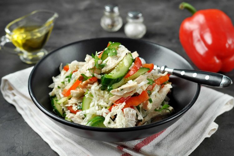 Низкокалорийный салат с капустой и курицей