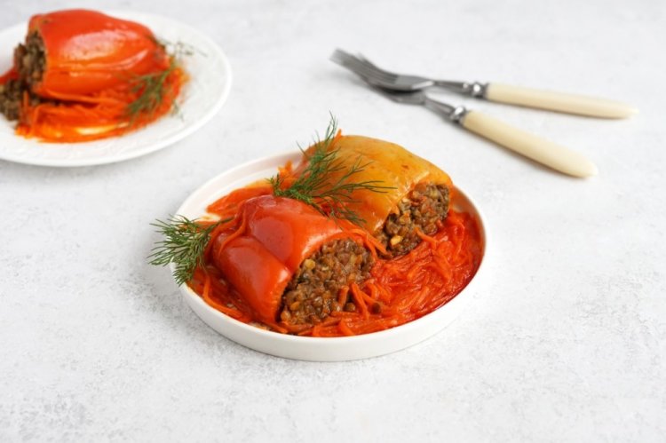 Фаршированные перцы с чечевицей