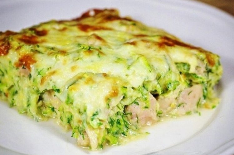 Низкокалорийная запеканка из курицы и кабачков