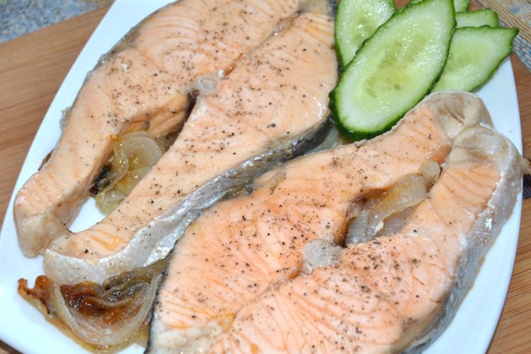 Стейки кеты с луком в духовке