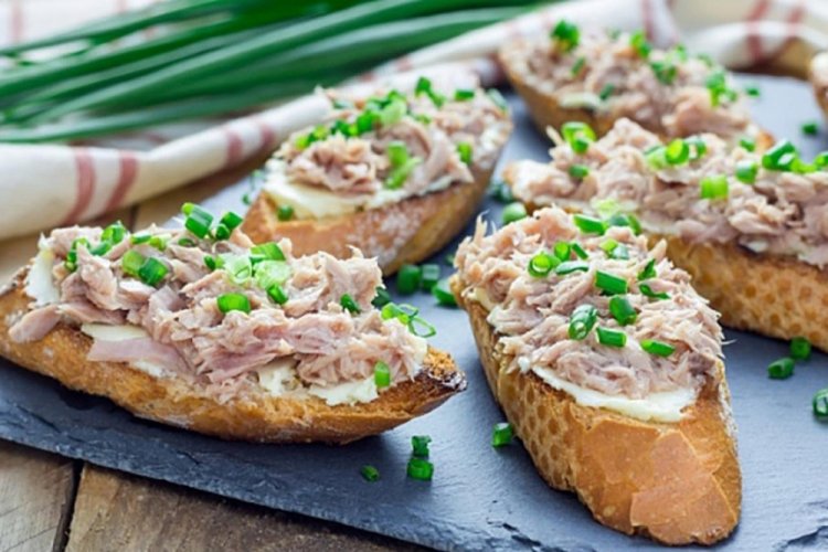 Брускетта с тунцом и яйцами