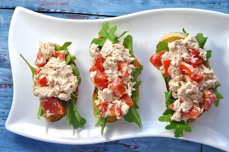 Брускетта с тунцом и творожным сыром