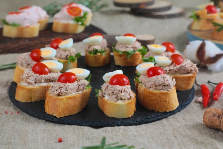 Брускетта с тунцом, перепелиными яйцами и рукколой