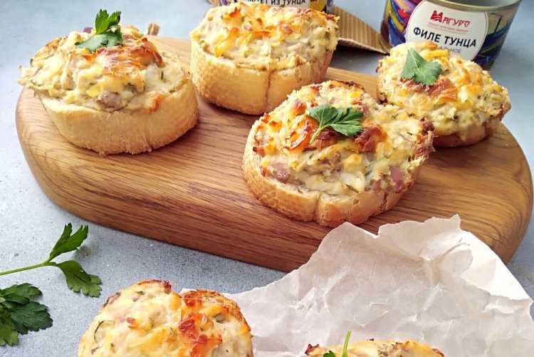 Брускетта с тунцом и моцареллой