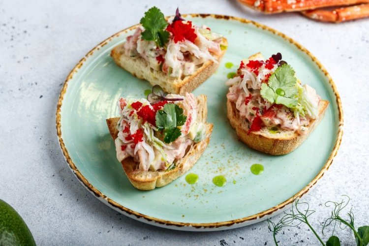 Брускетта с тунцом и яблоком
