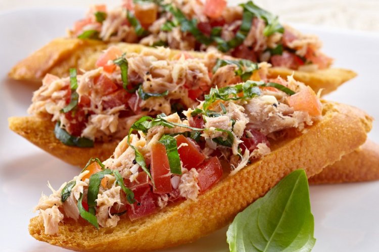 Брускетта с тунцом и фиолетовым луком