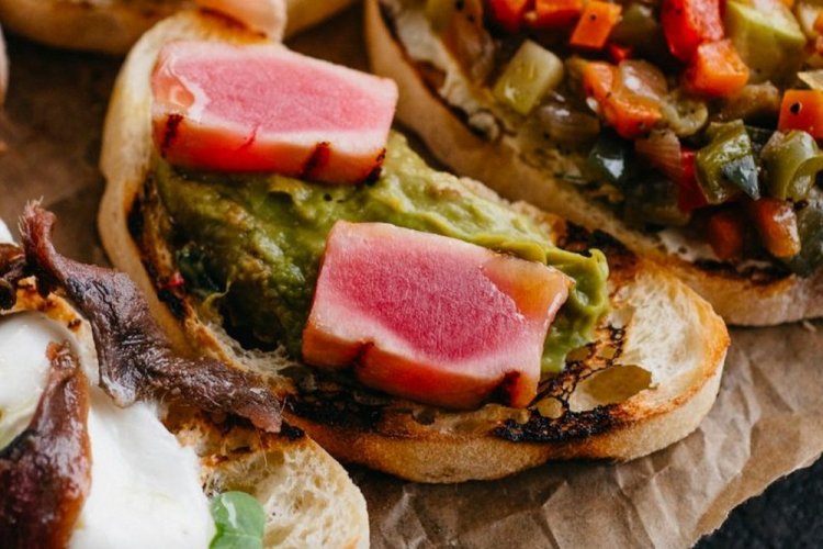 Брускетта со свежим тунцом