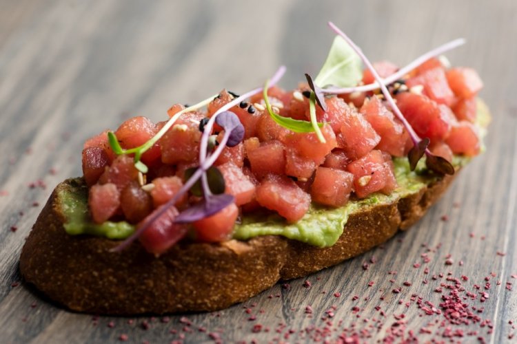 Брускетта с тартаром из тунца