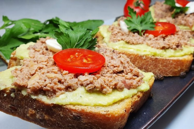 Брускетта с тунцом и авокадо