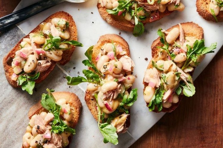 Брускетта с тунцом и консервированной фасолью