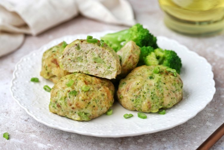 Куриные котлеты с брокколи в духовке