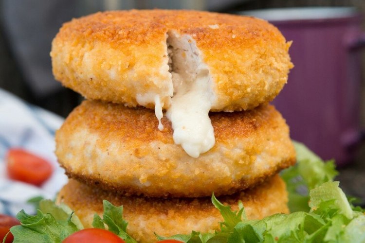 Куриные котлеты с сырной начинкой в духовке