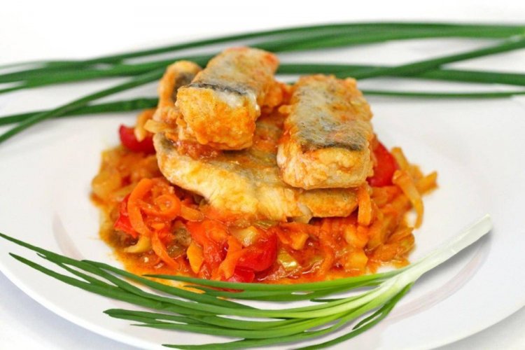 Филе минтая с кабачками на сковороде