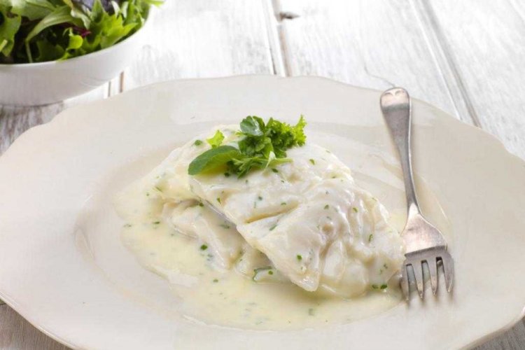 Филе минтая в молочном соусе на сковороде