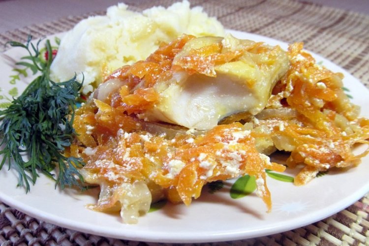 Филе минтая с луком и морковью на сковороде