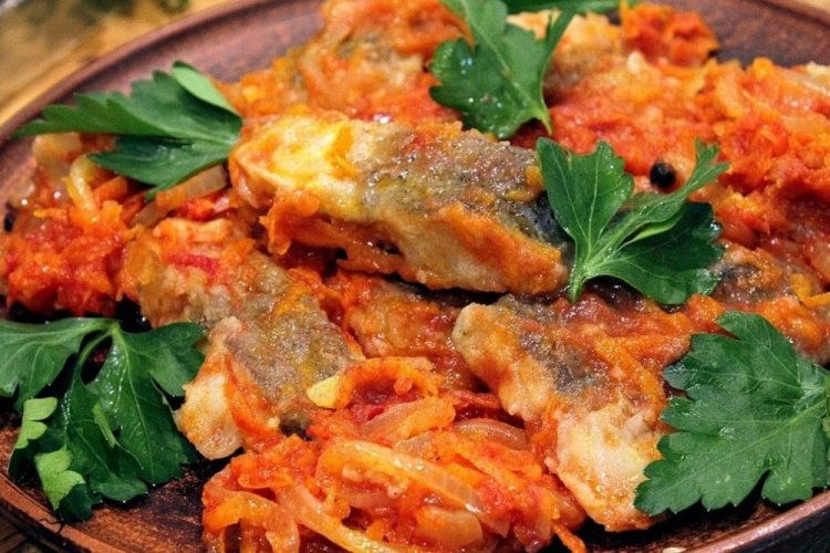 Филе минтая в томате на сковороде