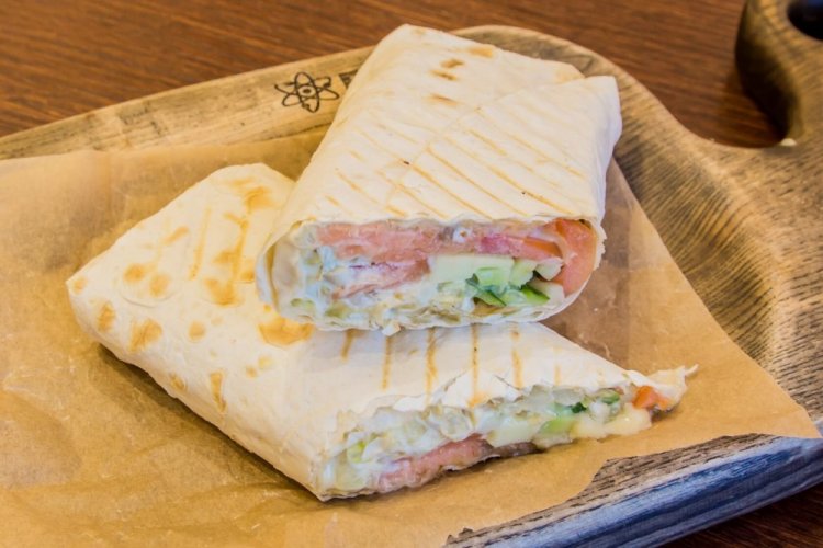 Ролл из лаваша с лососем и авокадо