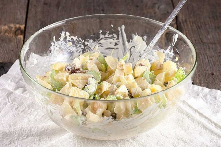 Салат с сельдереем и яблоками