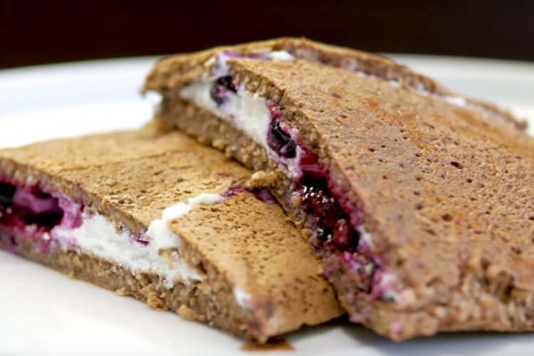 Шоколадный овсяноблин с творогом и вишней