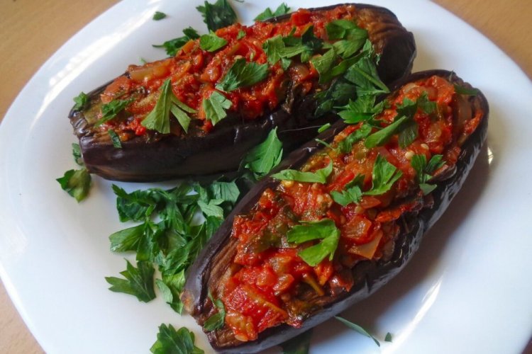 Запеченные баклажаны с помидорами