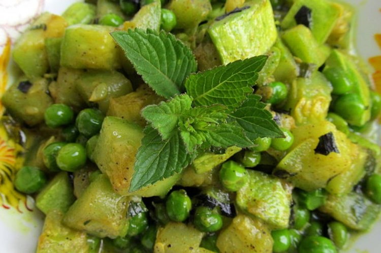 Кабачки с зеленым горошком