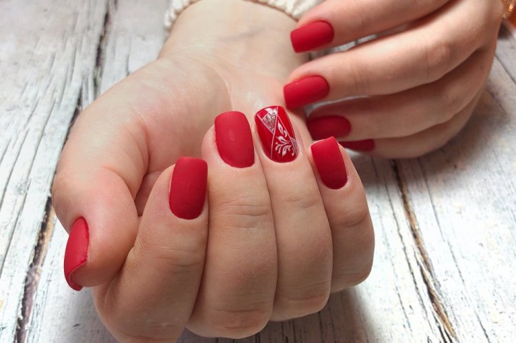 Красный маникюр на короткие ногти