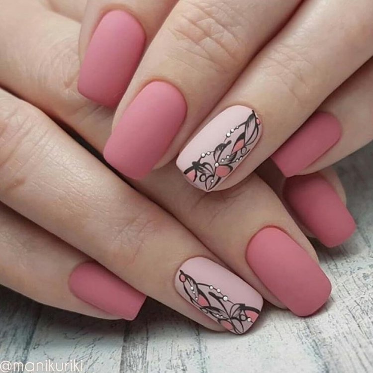 Розовый осенний маникюр