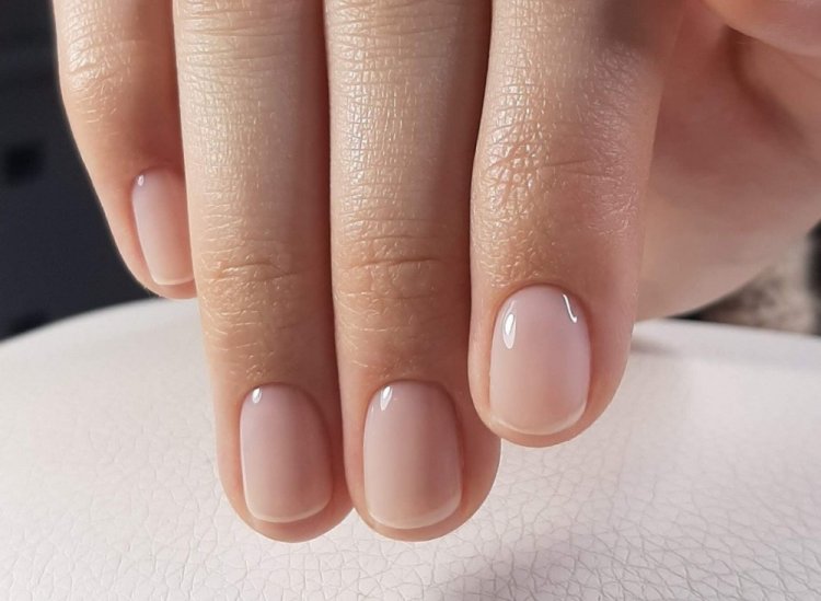 Полупрозрачный маникюр