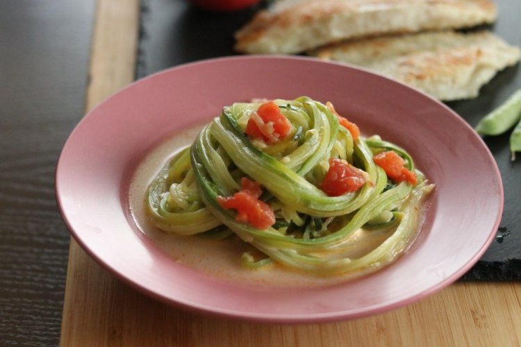 Спагетти из кабачков с помидорами