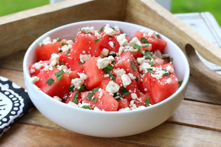 Салат с творогом и помидорами