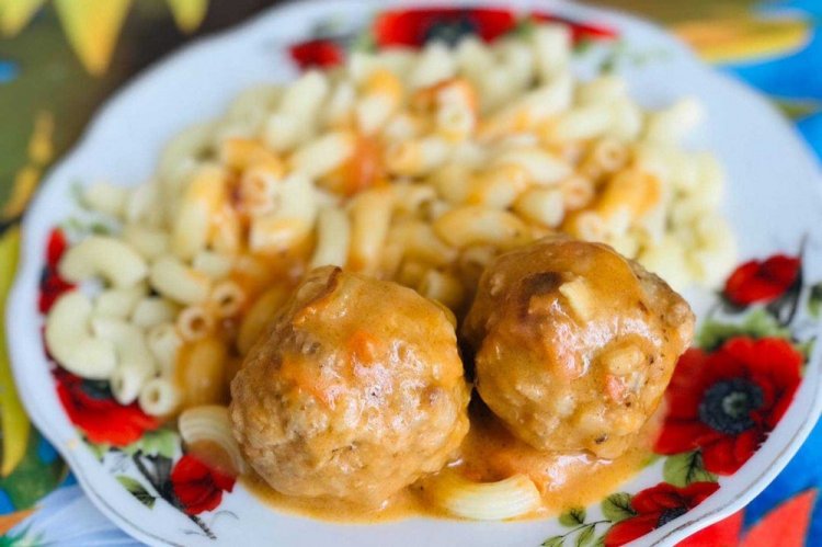 Тефтели из курицы с рисом и подливкой