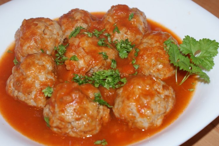 Тефтели с рисом и подливкой из свежих помидоров